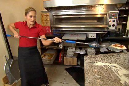 “Verstehen Sie Spaß?”: Helene Fischer versucht sich als Pizzabäckerin