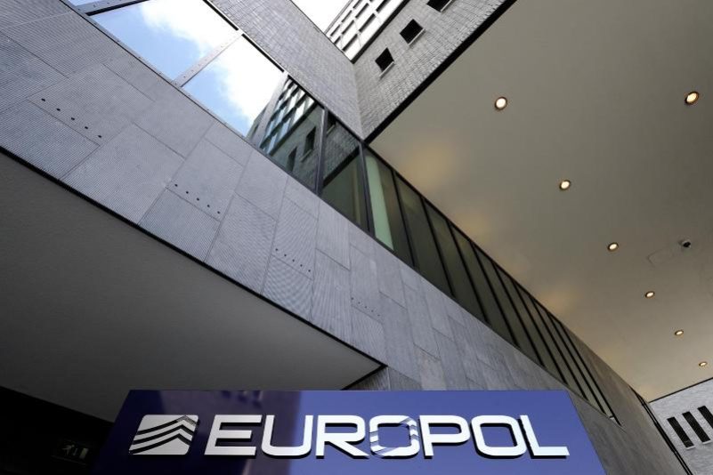 Europol: Kriminelle Banden “überschwemmen” Märkte mit falschen Corona-Medikamenten