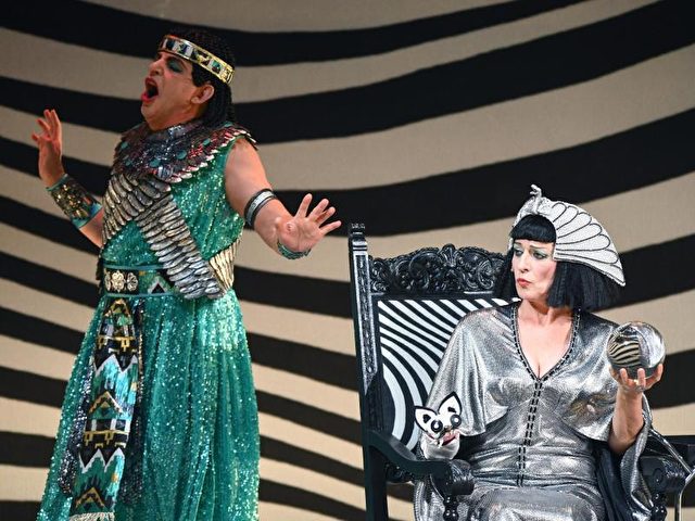 Dagmar Manzel als Cleopatra und Dominique Horwitz als Minister Pampylos in "Perlen der Kleopatra" an der Komischen Oper in Berlin. Foto: Soeren Stache/dpa