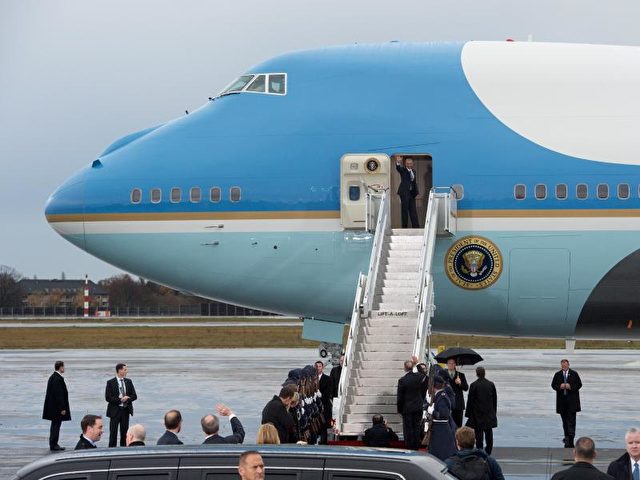 US-Präsident Obama beim Besuch in Berlin und einer der jetzigen 747-Jets, die seit den frühen 1990er Jahren den Präsidenten um die Welt fliegen. Foto: Rainer Jensen/dpa