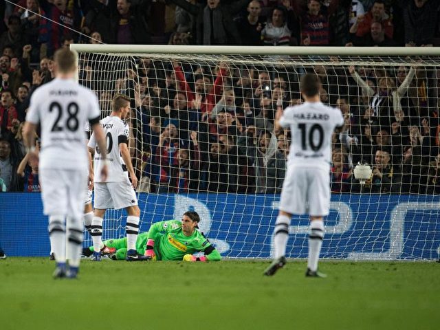 Mönchengladbachs Torwart Yann Sommer liegt nach dem Treffer durch Barca-Star Messi am Boden. Foto: Bernd Thissen/dpa