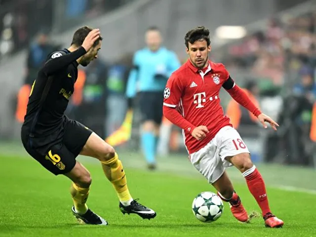 Juan Bernat (r) versucht mit dem Ball am ihn deckenden Sime Vrsaljko von Atlético Madrid vorbeizukommen. Foto: Peter Kneffel/dpa