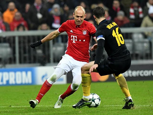 Bayerns Arjen Robben (l) kämpft gegen den Madrider Sime Vrsaljko um den Ball. Foto: Peter Kneffel/dpa