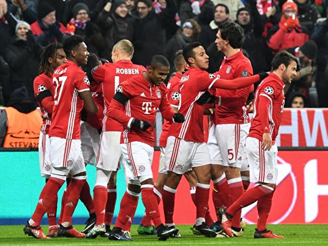 Die Mannschaft vom FC Bayern München jubelt nach dem 1:0 durch Robert Lewandowski. Foto: Peter Kneffel/dpa