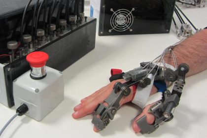 Tübinger Forscher stellen Roboterhand für Gelähmte vor