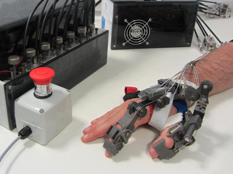 Tübinger Forscher stellen Roboterhand für Gelähmte vor