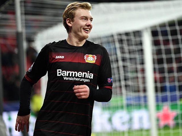 Julian Brandt bejubelt seinen Treffer zum 2:0 für Bayer Leverkusen. Foto: Federico Gambarini/dpa