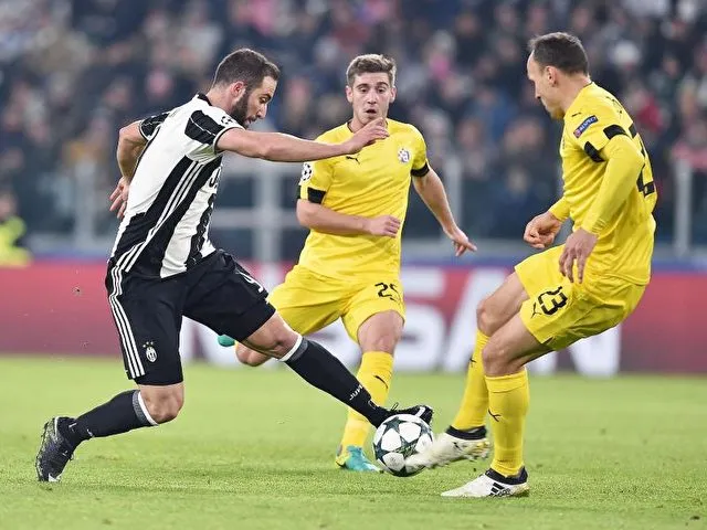 Gonzalo Higuain (l), Juves Torschütze zum 1:0, setzt sich gegen zwei Spieler von Dinamo Zagreb durch. Foto:&nbsp;Di Marco/dpa