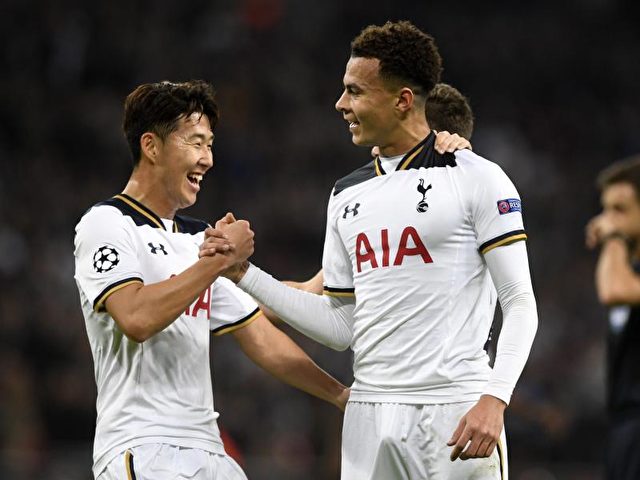 Heung-Min Son (l) gratuliert Dele Alli zum 1:0 für Tottenham gegen ZSKA Moskau. Foto: Will Oliver/dpa