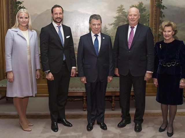 Kolumbiens Präsident Santos mit Angehörigen der norwegischen Königsfamilie. Foto: Terje Bendiksby/dpa