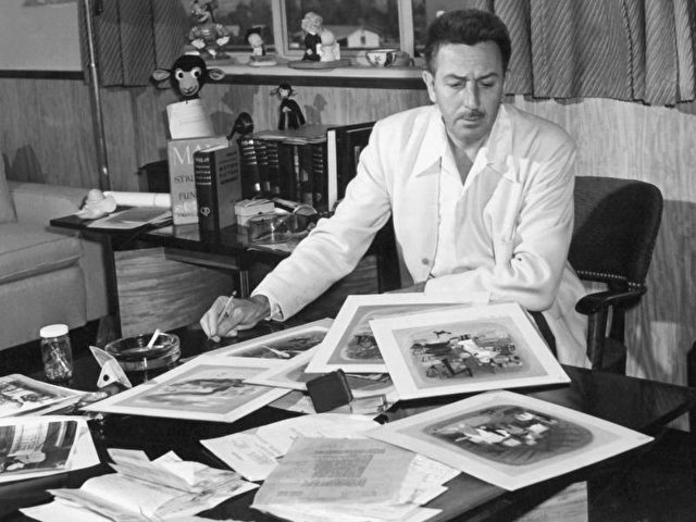 Der amerikanische Filmproduzent und Trickfilmpionier Walt Disney 1948 in seinem Arbeitszimmer in Burbank (Kalifornien). Foto: UIP/dpa
