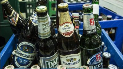 Kiel: Polizeieinsatz bei Familienstreit – Volle Bierflasche aus 4. Stock trifft Polizistin im Nacken