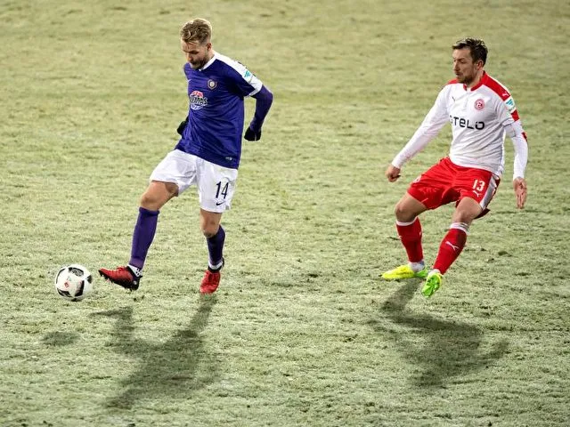 Bei eisigen Temperaturen bleibt die Partie zwischen Erzgebirge Aue und Fortuna Düsseldorf ohne Tore. Foto: Thomas Eisenhuth/dpa