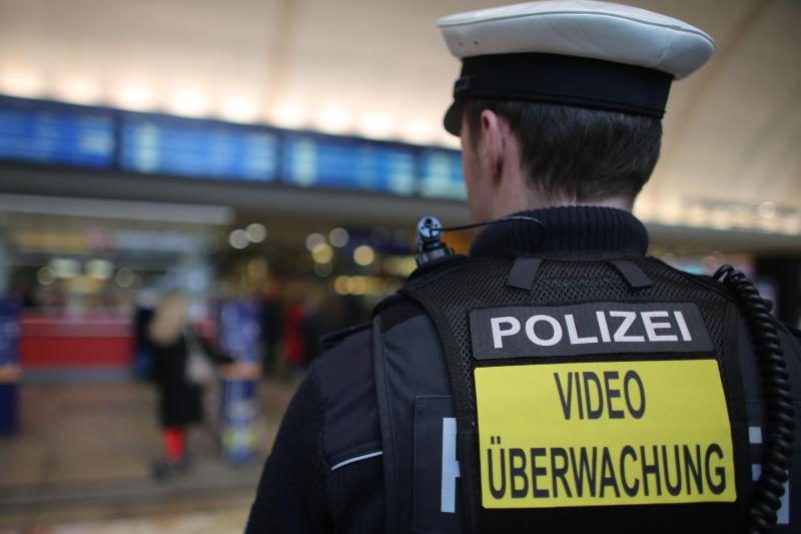 Orwells 1984 lässt grüßen: Britische Schulen testen Bodycams für Lehrer – Die Logik: Wer gefilmt wird, verhält sich besser