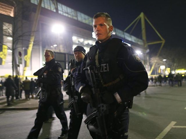Die Sicherheitsmaßnahmen vor den Spielen der Bundesliga wurden noch einmal erhöht. Foto: Ina Fassbender/dpa