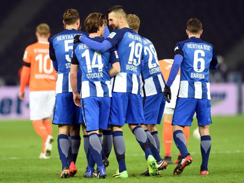 Hertha besiegt Darmstadt 2:0 – Gedenken an Anschlags-Opfer