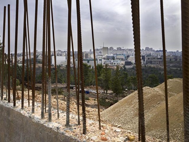 Bau einer Siedlung in Ramat Shlomo, im Hintergrund ist Jerusalem zu sehen. Foto: Jim Hollander/dpa