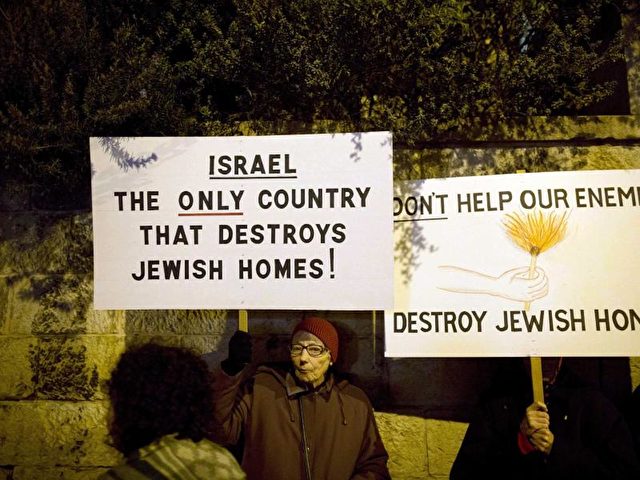 «Israel - das einzige Land, das jüdische Häuser zerstört» - Siedler protestieren gegen ein Urteil, das ihre Siedlung für illegal erklärt hat. Foto: Abir Sultan/dpa