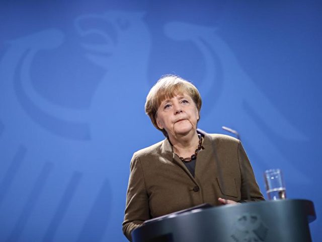 Bundeskanzlerin Angela Merkel gibt ein Statement zum Fall Anis Amri. Foto: Michael Kappeler/dpa