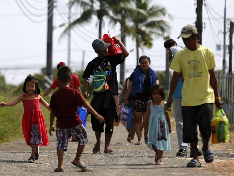 Zehntausende Philippiner flüchten vor Taifun Nock-Ten
