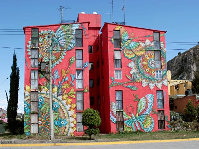 Das Wandgemälde stammt von dem mexikanischen Streetart-Künstler Gonzalo Areuz. Foto: Jenny Barke/dpa