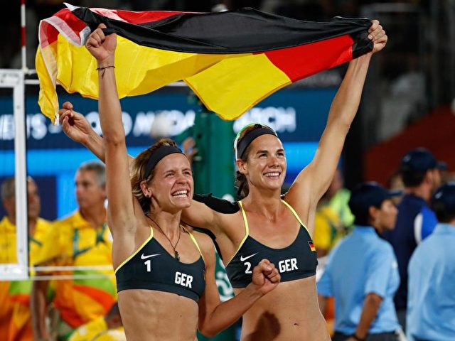 Die Beachvolleyballerinnen Laura Ludwig (l) und Kira Walkenhorst gewannen in Rio Olympia-Gold. Foto: Orlando Barria/dpa