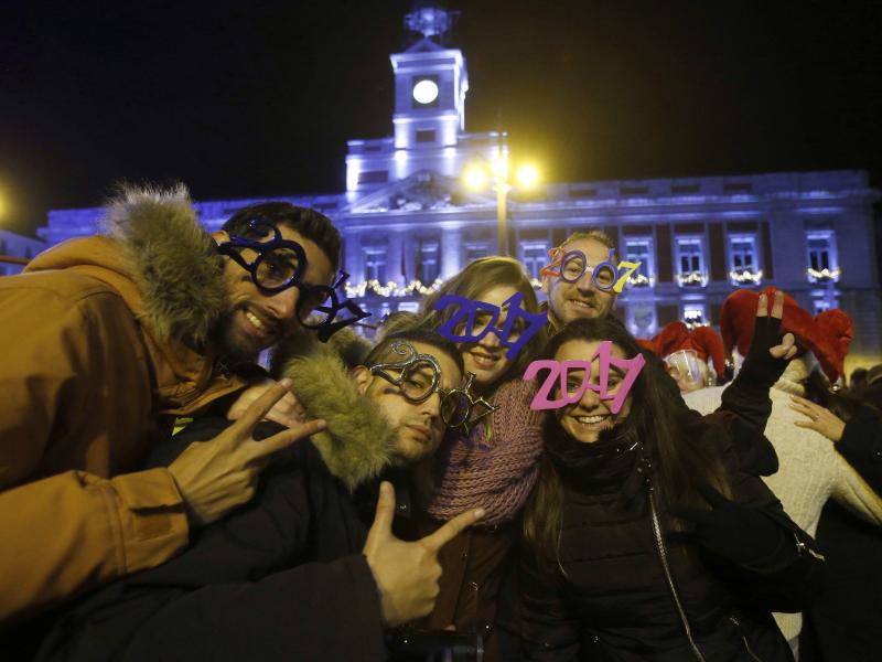 Tausende feierten in Madrid einen Tag zu früh Silvester