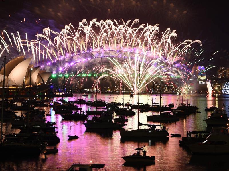 Spektakuläres Feuerwerk in Sydney läutet neues Jahr in Australien ein + Video