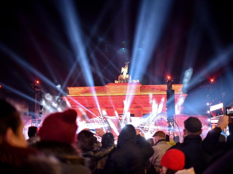 Hunderttausende feiern Silvester am Brandenburger Tor
