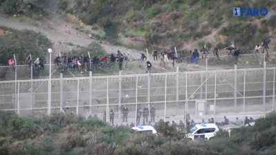 „Extrem gewalttätig“: Über tausend Migranten versuchten ins spanische Ceuta zu gelangen + Video