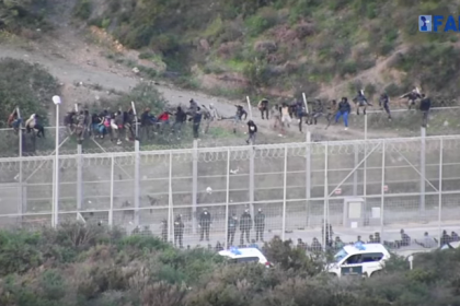 “Extrem gewalttätig”: Über tausend Migranten versuchten ins spanische Ceuta zu gelangen + Video