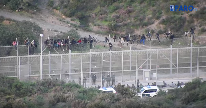 „Extrem gewalttätig“: Über tausend Migranten versuchten ins spanische Ceuta zu gelangen + Video