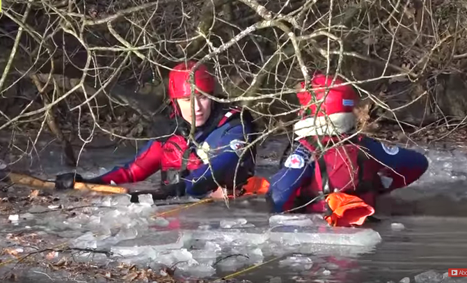 Das Eis ist noch zu dünn: Drei Kinder bei Kiel eingebrochen, Frau aus der Mosel gerettet
