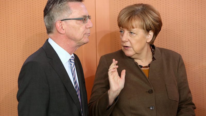 Trotz heftiger Kritik: Merkel unterstützt de Maizières Vorschläge zu neuem Sicherheitskonzept