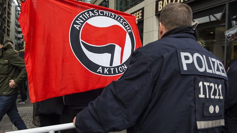 Linke-Aktivisten ziehen randalierend durch Salzwedel: Reporter attackiert, erst dann erschien die Polizei