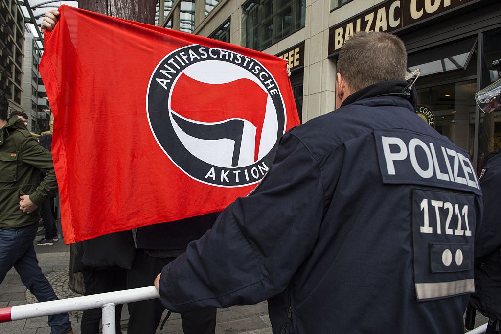 Linke-Aktivisten ziehen randalierend durch Salzwedel: Reporter attackiert, erst dann erschien die Polizei