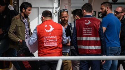 Griechenland liefert türkische Soldaten nicht aus – Türkei droht mit Aufkündigung des EU-Flüchtlingspakts