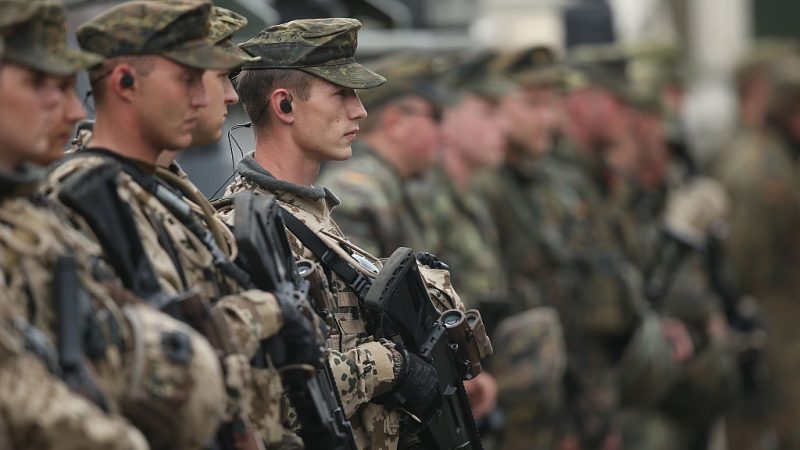 CDU-Politiker Sensburg fordert: Mehr Geld für Kriegsgerät und Wiedereinführung der Wehrpflicht