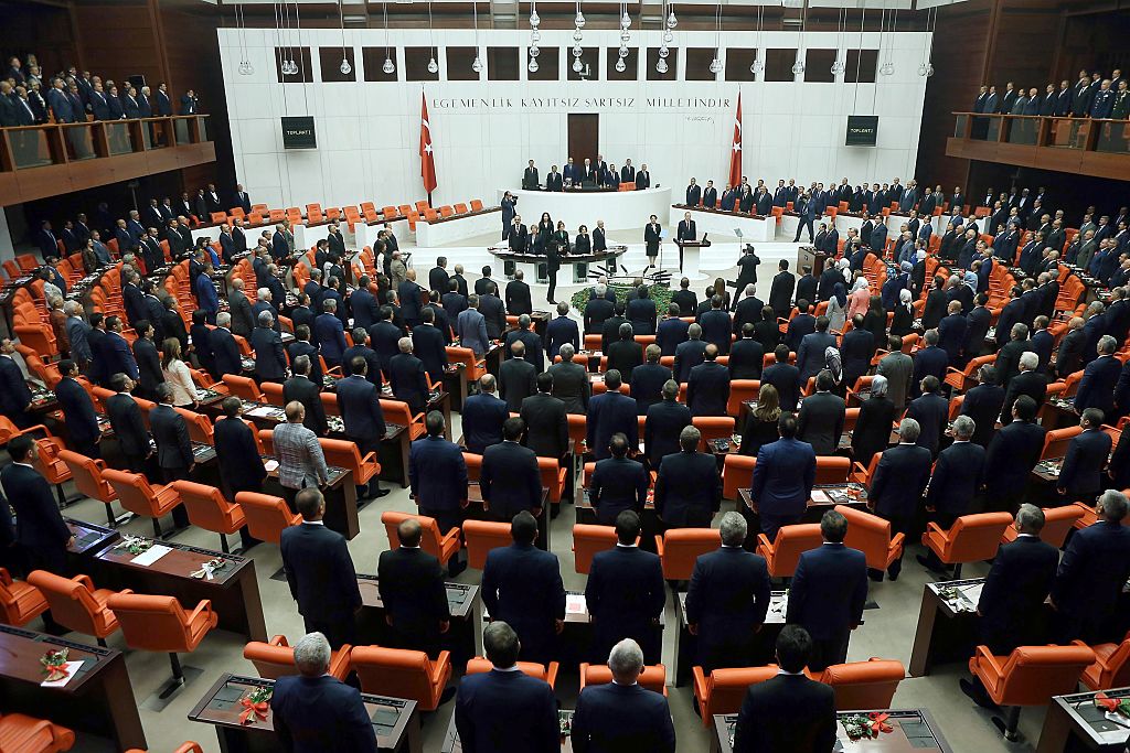 Streit im türkischen Parlament um Verfassung wird handgreiflich – Zwei weibliche Abgeordnete im Krankenhaus