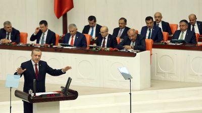 Eskalation im türkischen Parlament: Schlägerei bei Verfassungsdebatte