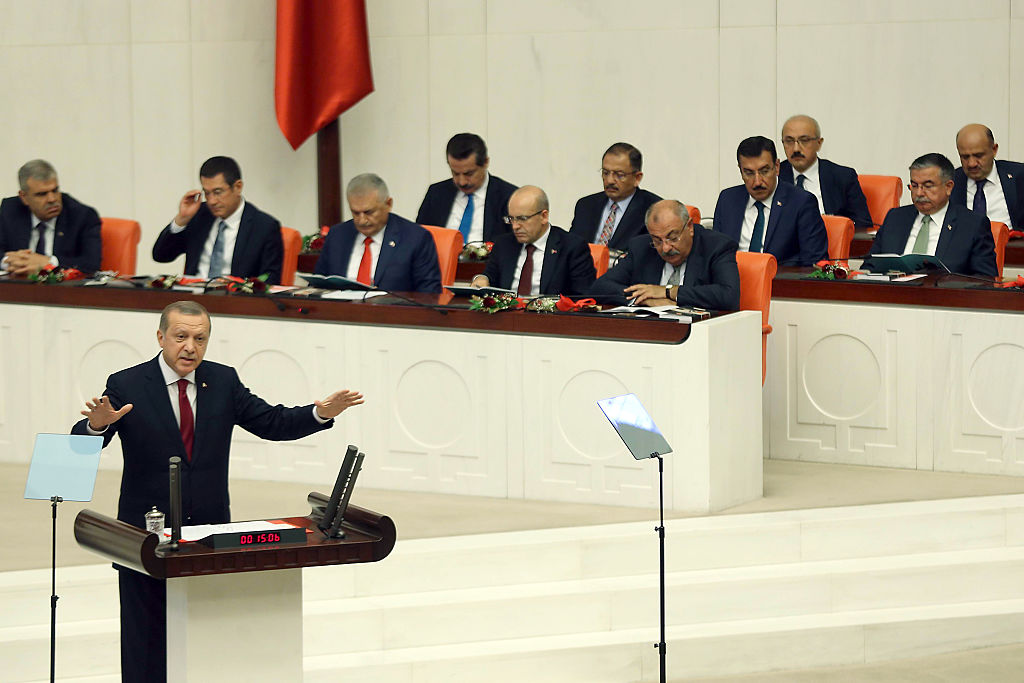 Eskalation im türkischen Parlament: Schlägerei bei Verfassungsdebatte