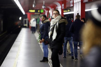 „Allahu Akbar“-Rufe und Schüsse in Wiener U-Bahn lösen Panik unter den Passagieren aus