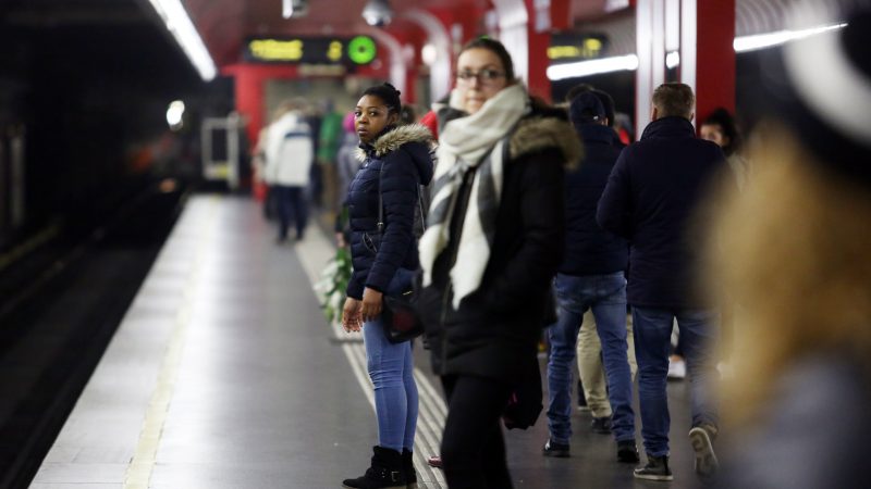 „Allahu Akbar“-Rufe und Schüsse in Wiener U-Bahn lösen Panik unter den Passagieren aus