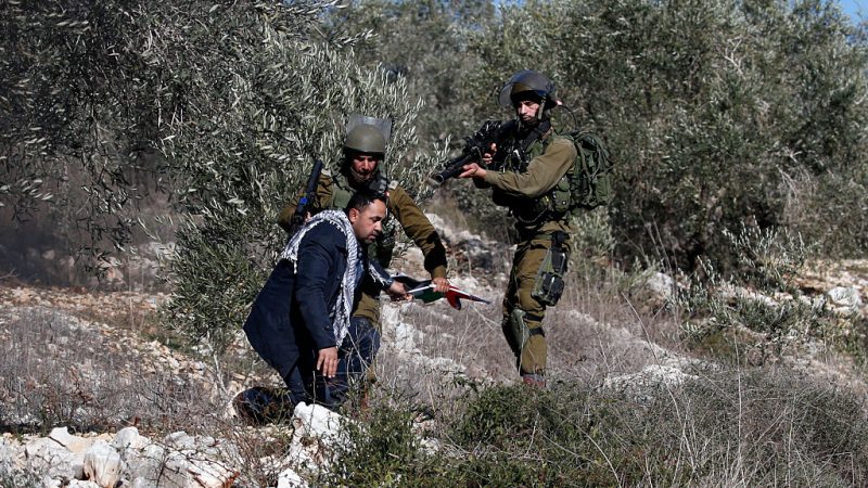 Israelische Soldaten erschießen im Westjordanland einen Palästinenser – Messerangriff oder Hinrichtung?