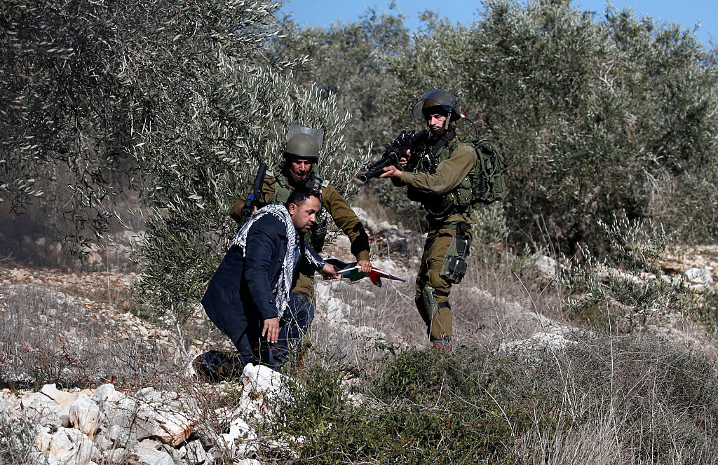 Israelischer Polizist in Jerusalem beim Verprügeln eines Palästinensers gefilmt