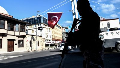 Autobombe explodiert nahe Gerichtsgebäude im türkischen Izmir + Video