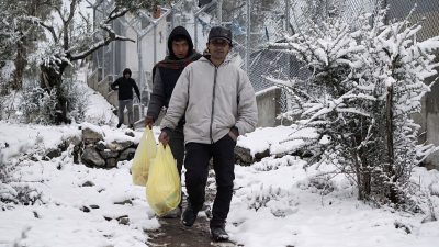 „Die Dinge laufen nicht gut“: EU-Innenkommissar berät in Athen mit Inselbürgermeistern über Flüchtlinge