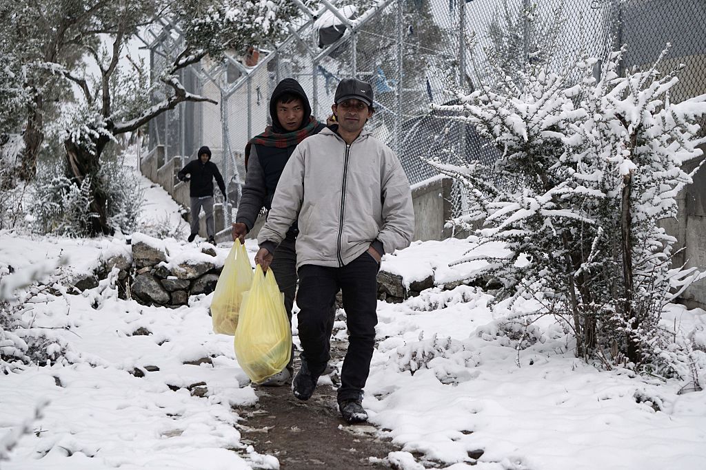 „Die Dinge laufen nicht gut“: EU-Innenkommissar berät in Athen mit Inselbürgermeistern über Flüchtlinge