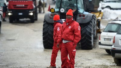 „Müssen tun, was wir können“: Flüchtlinge aus Afrika gehen Helfern in Lawinengebiet in Italien zur Hand