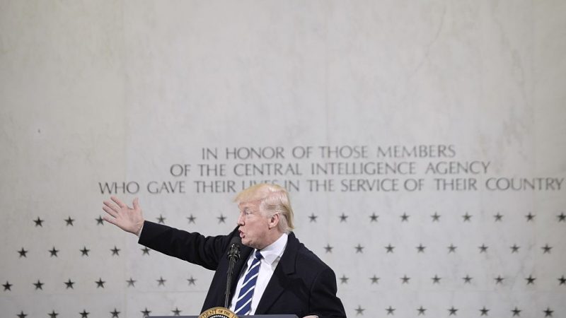 „Ich liebe Euch, ich respektiere Euch“: Trump spricht US-Geheimdiensten sein Vertrauen aus